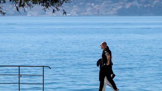 Prvi kupači na zadarskoj plaži Kolovare