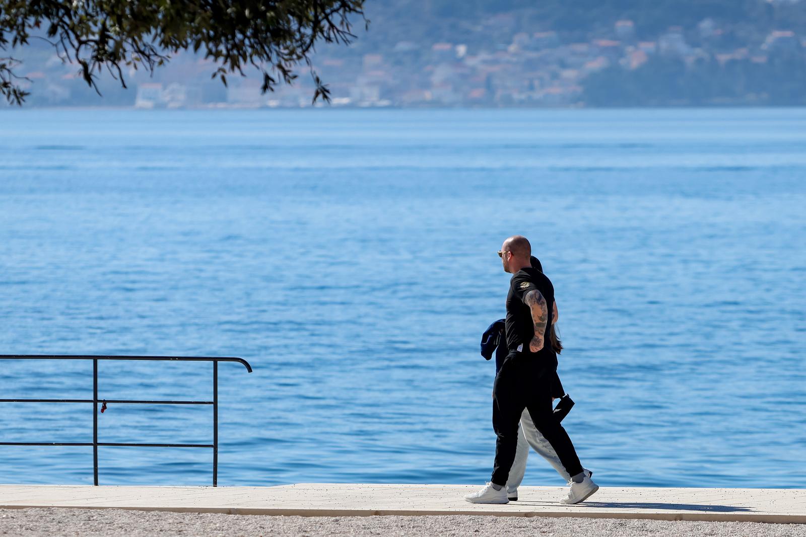 Prvi kupači na zadarskoj plaži Kolovare