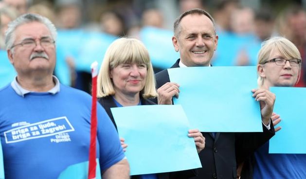 Nakon predstavljanja u Lisinskom kandidata HDZ-a za Zagreb na lokalnim izborima Sime Strikoman ovjekovjecio je sve prisutne na milenijskoj fotografiji pored fontana u Ulici Hrvatske bratske zajednice.