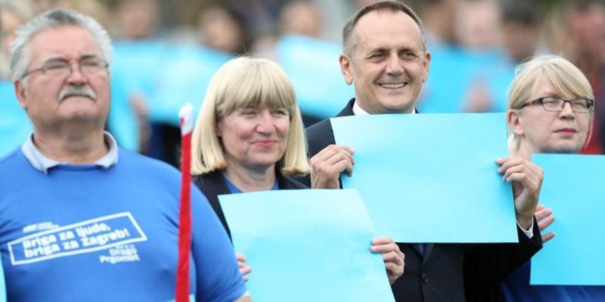 Nakon predstavljanja u Lisinskom kandidata HDZ-a za Zagreb na lokalnim izborima Sime Strikoman ovjekovjecio je sve prisutne na milenijskoj fotografiji pored fontana u Ulici Hrvatske bratske zajednice.