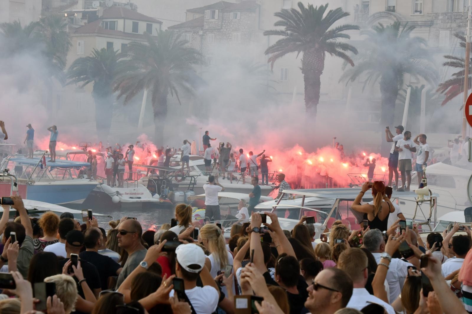 Split dostojanstveno na posljednju plovidbu ispratio legendu Olivera Dragojevića