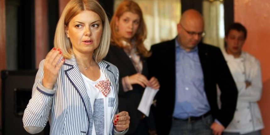 Obiljezavanje osamnaeste godisnjice Odgojnog zavoda Turopolje. Derutnom odgojnom centru Rotary Club Zagreb poklonio je montazni objekt za informaticku igraonicu. Montazni objekt je postavljen u sklopu projekta Budi dobar covjek 2011 u svrhu pomoci odgajan Obiljezavanje osamnaeste godisnjice Odgojnog zavoda Turopolje. Derutnom odgojnom centru Rotary Club Zagreb poklonio je montazni objekt za informaticku igraonicu. Montazni objekt je postavljen u sklopu projekta Budi dobar covjek 2011 u svrhu pomoci odgajan