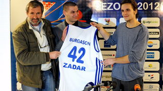 Zadar, 051212.
KK Zadar je na konferenciji za novinare predstavio novog direktora kluba Marina Cacica i novo americko pojacanje sutera Jordana Burgasona.
Na fotografiji: sportski direktor Branko Skroce, direktor Marino Cacic i igracko pojacanje Jordan Bur Zadar, 051212.
KK Zadar je na konferenciji za novinare predstavio novog direktora kluba Marina Cacica i novo americko pojacanje sutera Jordana Burgasona.
Na fotografiji: sportski direktor Branko Skroce, direktor Marino Cacic i igracko pojacanje Jordan Bur