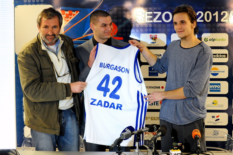 Zadar, 051212.
KK Zadar je na konferenciji za novinare predstavio novog direktora kluba Marina Cacica i novo americko pojacanje sutera Jordana Burgasona.
Na fotografiji: sportski direktor Branko Skroce, direktor Marino Cacic i igracko pojacanje Jordan Bur Zadar, 051212.
KK Zadar je na konferenciji za novinare predstavio novog direktora kluba Marina Cacica i novo americko pojacanje sutera Jordana Burgasona.
Na fotografiji: sportski direktor Branko Skroce, direktor Marino Cacic i igracko pojacanje Jordan Bur