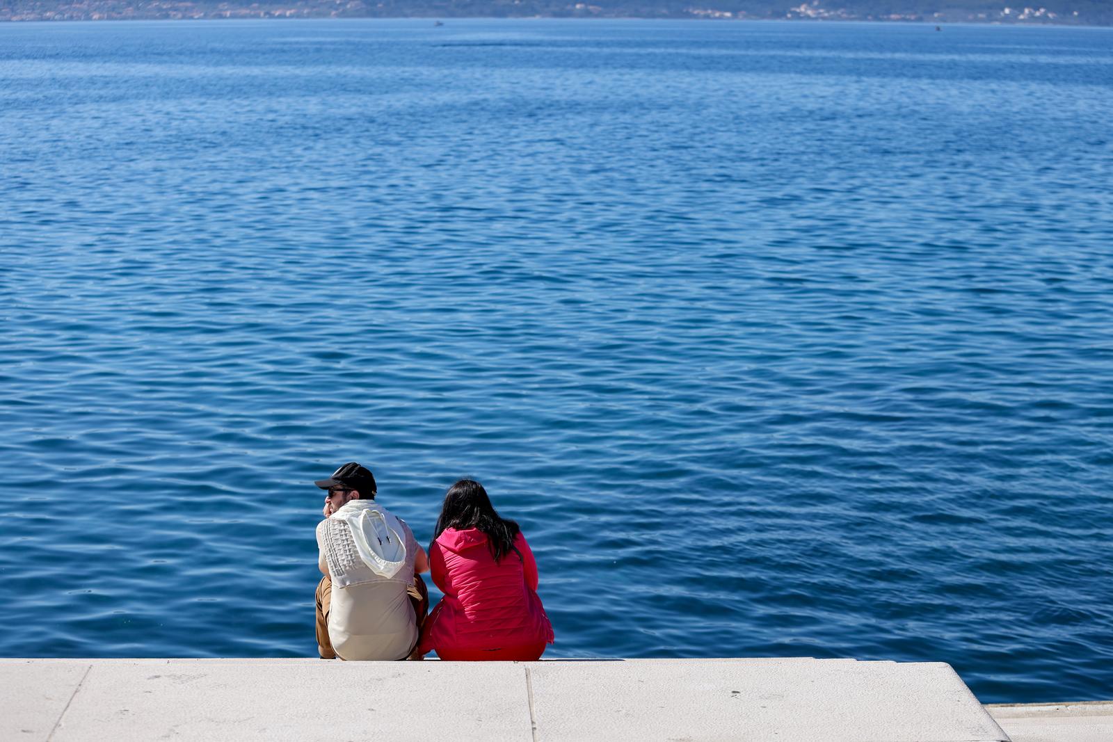 Prvi kupači na zadarskoj plaži Kolovare