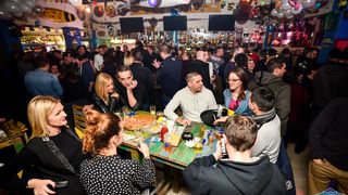 U Famous beach and grill baru Rockatansky bend proslavio je 20 godina djelovanja U Famous beach and grill baru Rockatansky bend proslavio je 20 godina djelovanja