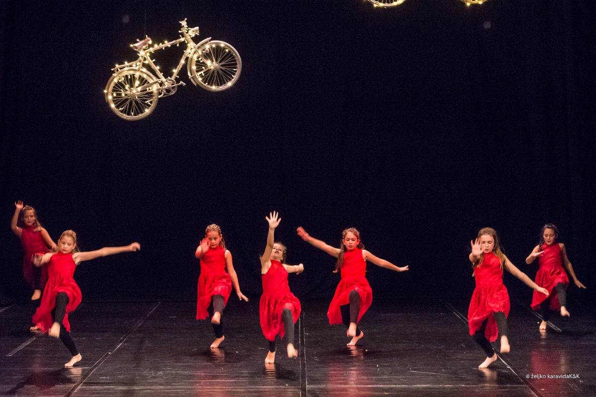 Božićna čestitka plesnog odjela Glazbene škole Blagoje Bersa