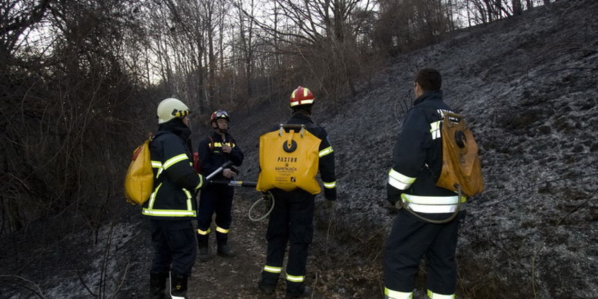 Pasjak,020312.
Danas poslijepodne izbio je sumski pozar na podrucju kod granicnog prijelaza  sa Slovenijom Pasjak . Na podrucju sela Brce i Debelog brda vatrogasci iz Opatije,Skalnice,Klane,Viskova,Matulja gase pozar, a u pomoc je pristigao i avion Kanade