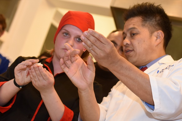 Tuna, Sushi & Wine Festival: Japanski masterchef Nakatsuji održao edukaciju pripreme tradicionalnih japanskih jela Tuna, Sushi & Wine Festival: Japanski masterchef Nakatsuji održao edukaciju pripreme tradicionalnih japanskih jela