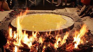 28.07.2013., Benkovac – Benkovacki prisnac je vec odavno puno vise od obicnog jela, autohtona delicija Bukovice i Ravnih kotara, jednostavna, a opet tako dobra. Stoljecima se sprema na ovim prostorima i jedno je od najprepoznatljivijih jela ovoga kraja. 28.07.2013., Benkovac – Benkovacki prisnac je vec odavno puno vise od obicnog jela, autohtona delicija Bukovice i Ravnih kotara, jednostavna, a opet tako dobra. Stoljecima se sprema na ovim prostorima i jedno je od najprepoznatljivijih jela ovoga kraja.