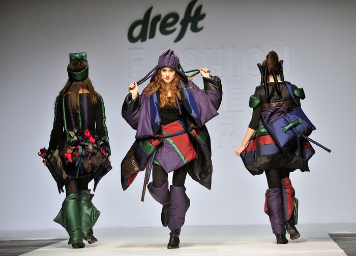 Zagreb, 241111.
Dreft Fashion Week revije pocele su u Hypo centru i prvi dan su svoje modele prezentirali: The Rodnik band, Petra i Maja Spoljar, Mara MiloglavMoretic, Aba Tomicic, Irina Balen Garland, Karim Bonet, Milena Rogulj.
Na slici: Milena Rogulj. Zagreb, 241111.
Dreft Fashion Week revije pocele su u Hypo centru i prvi dan su svoje modele prezentirali: The Rodnik band, Petra i Maja Spoljar, Mara MiloglavMoretic, Aba Tomicic, Irina Balen Garland, Karim Bonet, Milena Rogulj.
Na slici: Milena Rogulj.