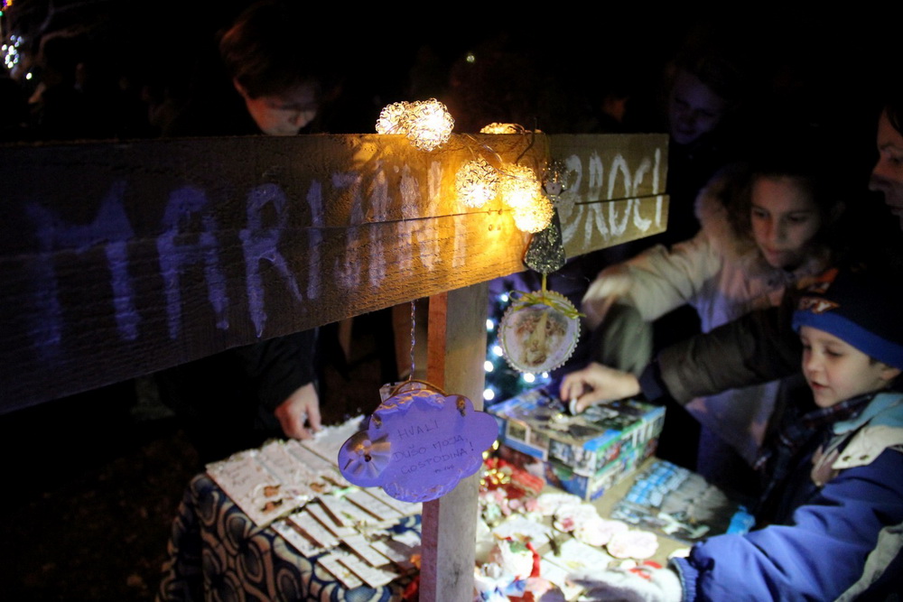 U Diklu kod bunara upriličene žive jaslice U Diklu kod bunara upriličene žive jaslice