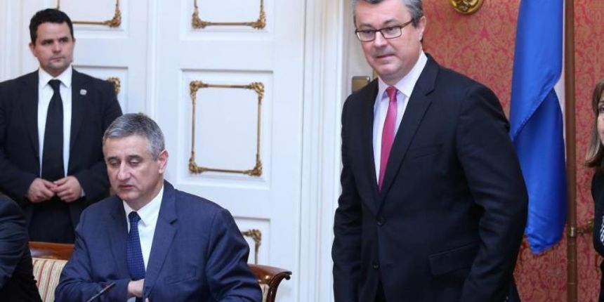 Vlada je na 6, sjednici raspravljala o izmjenama zakona koje trebaju omoguciti angaziranje vojske u izbjeglickoj krizi. Tihomir Oreskovic, Tomislav Karamarko.Photo: Patrik Macek/PIXSELL