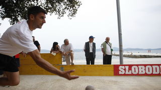 Zadar, 050611.
Prvenstvo Dalmacije u balotama u organizaciji Slobodne Dalmacije na zadarskoj rivi. Finale izmedju ekipa Rastana (bijeli) i Tinja (crveni). 
Foto: Jure Miskovic / CROPIX