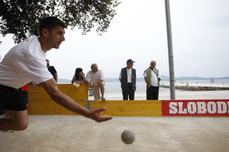 Zadar, 050611.
Prvenstvo Dalmacije u balotama u organizaciji Slobodne Dalmacije na zadarskoj rivi. Finale izmedju ekipa Rastana (bijeli) i Tinja (crveni). 
Foto: Jure Miskovic / CROPIX