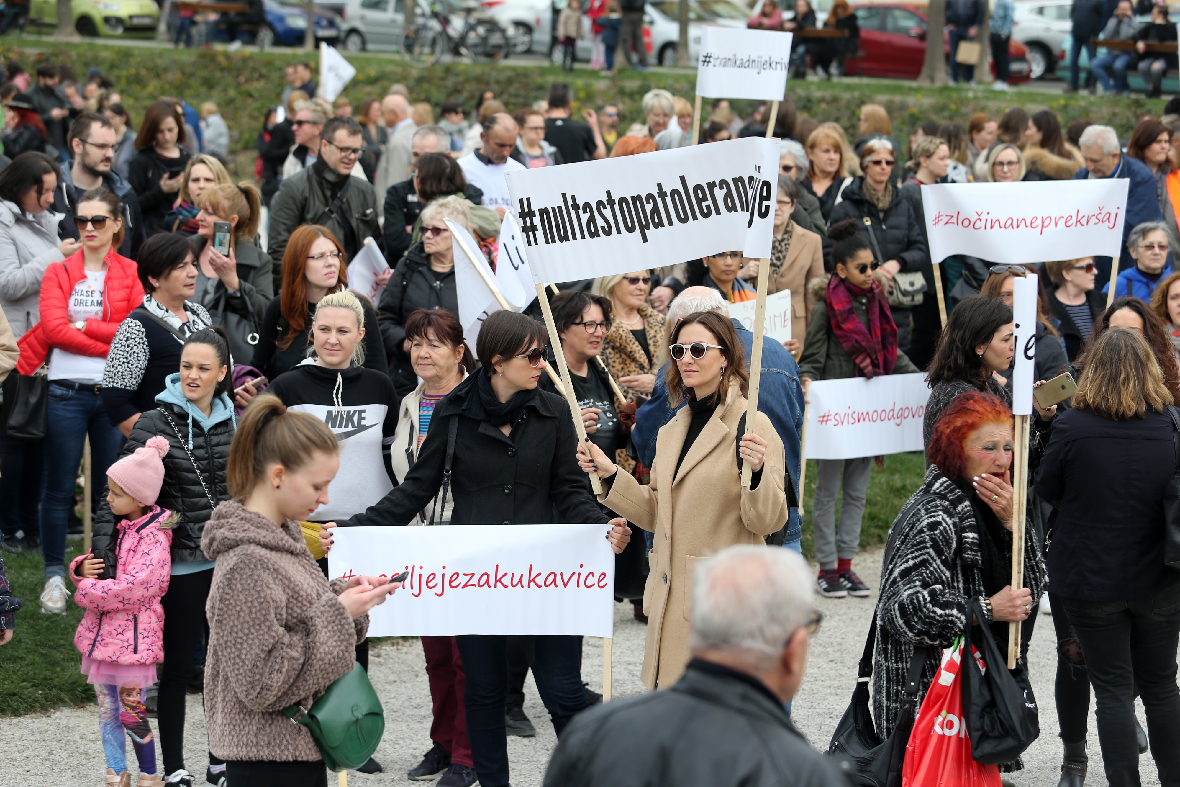 Prosvjed #spasime: Tomislavov trg u Zagrebu pun ljudi, došao i Plenković Prosvjed #spasime: Tomislavov trg u Zagrebu pun ljudi, došao i Plenković