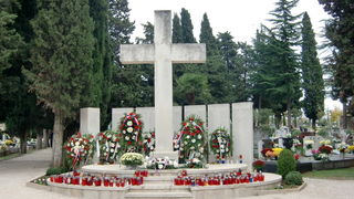 Usprkos jakom jugu gradsko groblje u Zadru danas je zasjalo toplim bojama cvijeca i svijeca kojima su gradjani ukrasili posljednja pocivalista svojih najdrazih, Foto: Mladen Malik Usprkos jakom jugu gradsko groblje u Zadru danas je zasjalo toplim bojama cvijeca i svijeca kojima su gradjani ukrasili posljednja pocivalista svojih najdrazih, Foto: Mladen Malik