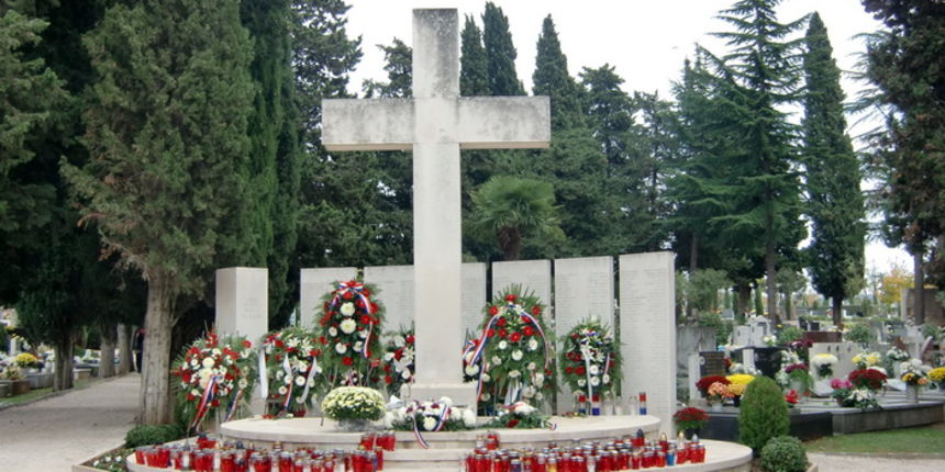 Usprkos jakom jugu gradsko groblje u Zadru danas je zasjalo toplim bojama cvijeca i svijeca kojima su gradjani ukrasili posljednja pocivalista svojih najdrazih, Foto: Mladen Malik Usprkos jakom jugu gradsko groblje u Zadru danas je zasjalo toplim bojama cvijeca i svijeca kojima su gradjani ukrasili posljednja pocivalista svojih najdrazih, Foto: Mladen Malik