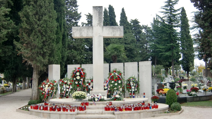 Usprkos jakom jugu gradsko groblje u Zadru danas je zasjalo toplim bojama cvijeca i svijeca kojima su gradjani ukrasili posljednja pocivalista svojih najdrazih, Foto: Mladen Malik Usprkos jakom jugu gradsko groblje u Zadru danas je zasjalo toplim bojama cvijeca i svijeca kojima su gradjani ukrasili posljednja pocivalista svojih najdrazih, Foto: Mladen Malik