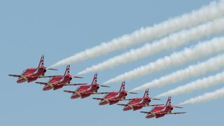 Akrobatska skupina “Red Arrows” Royal Air Forcea u posjeti Zračnoj bazi u Zemuniku Akrobatska skupina “Red Arrows” Royal Air Forcea u posjeti Zračnoj bazi u Zemuniku