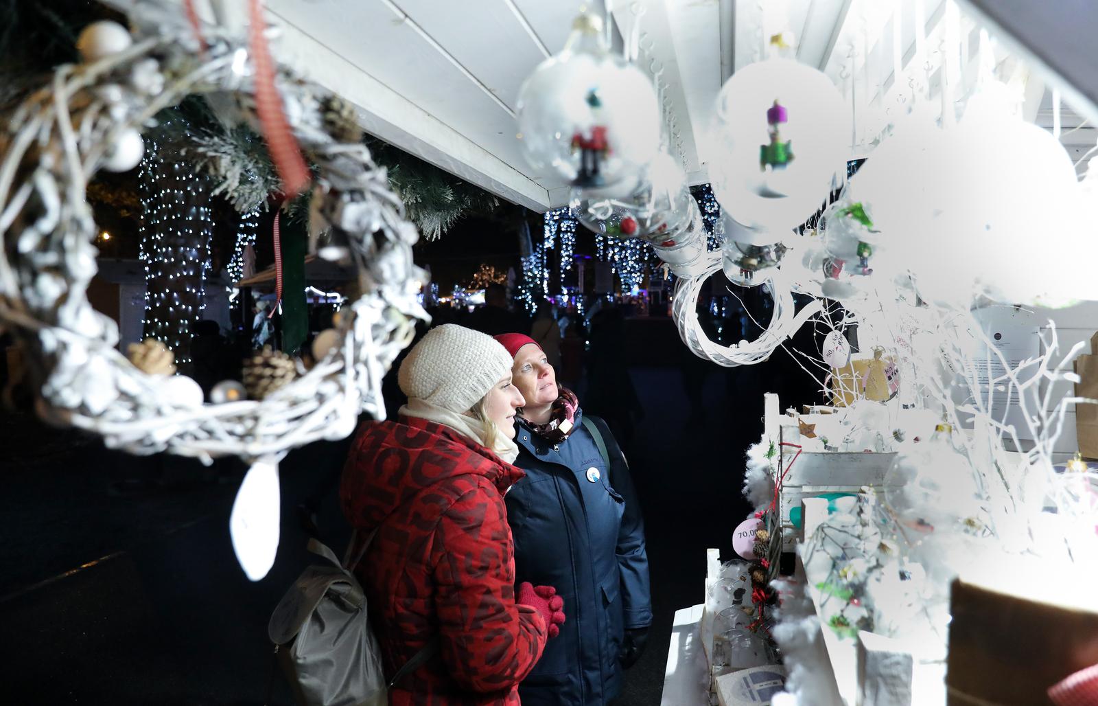 Zagrebački Advent ove godine pun je svjetla i šarenila