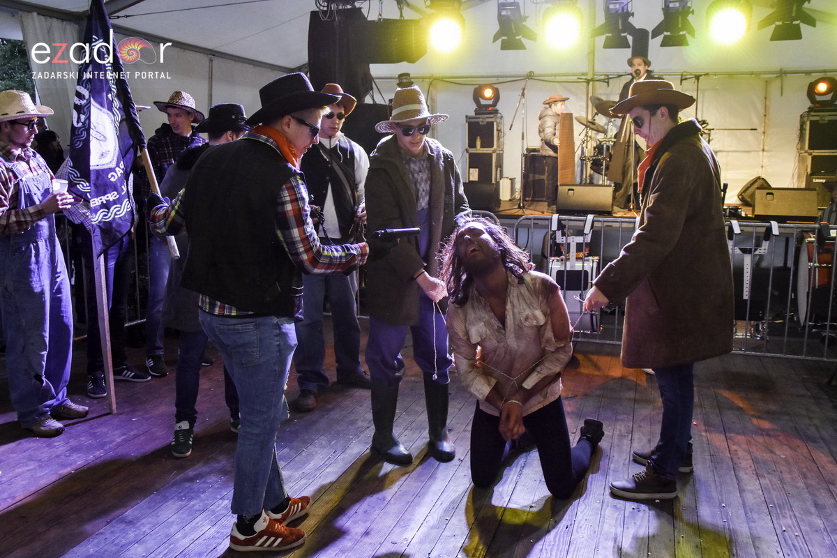 Paški zimski karneval 2018: Karnevalska povorka prošla ulicama grada do Pijace