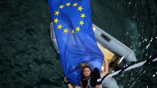 30.06.2013., Zadar – Povodom ulaska Republike Hrvatske u Europsku uniju mladic i djevojka skocili su s Maslenickog mosta sa zastavom Europske unije, dok je mladi Britanac skocio sa hrvatskom zastavom. Photo: Filip Brala/PIXSELL Autor  Filip Brala/PIXSEL