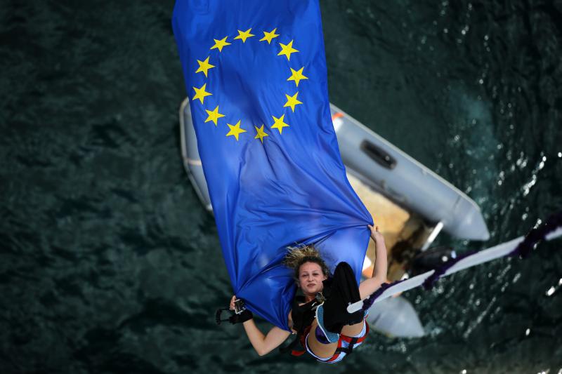 30.06.2013., Zadar – Povodom ulaska Republike Hrvatske u Europsku uniju mladic i djevojka skocili su s Maslenickog mosta sa zastavom Europske unije, dok je mladi Britanac skocio sa hrvatskom zastavom. Photo: Filip Brala/PIXSELL Autor  Filip Brala/PIXSEL