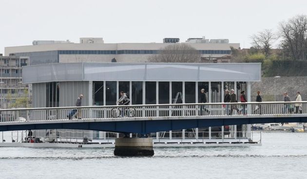 Postavljen pontonski auto salon za prezentaciju novog modela BMW-a, Photo: Dino Stanin/PIXSELL