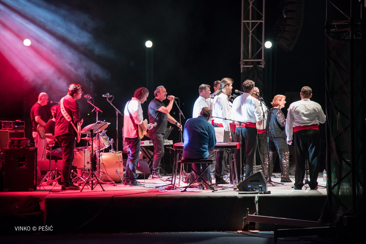 Zorica Kondža i klapa Cambi @ bazen Ilirije u Biogradu