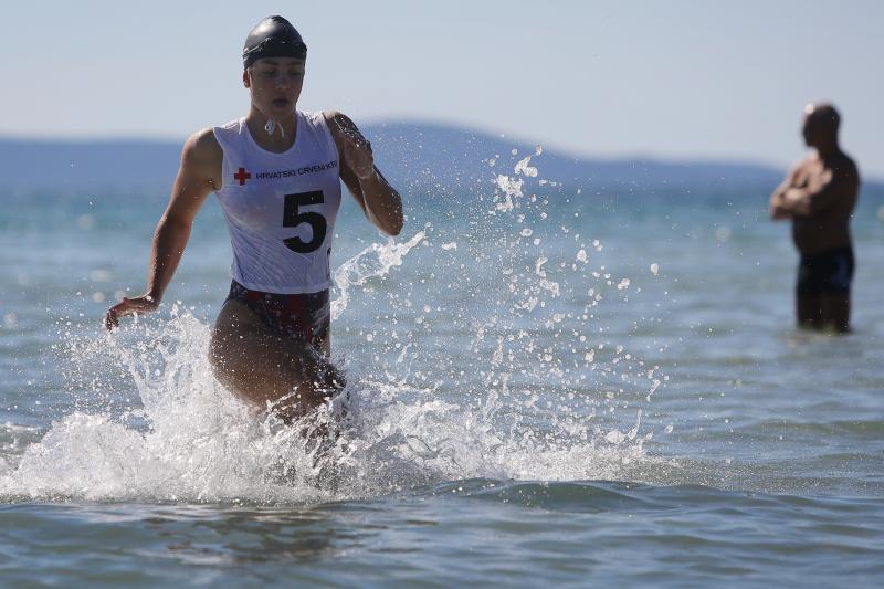 Na plaži u Zatonu kod Zadra održan je tečaj Hrvatskog crvenog križa za  djevojke i mladiće kako bi dobili licencu za spasioce na plažama Zadarske županije. Photo: Filip Brala/PIXSELL