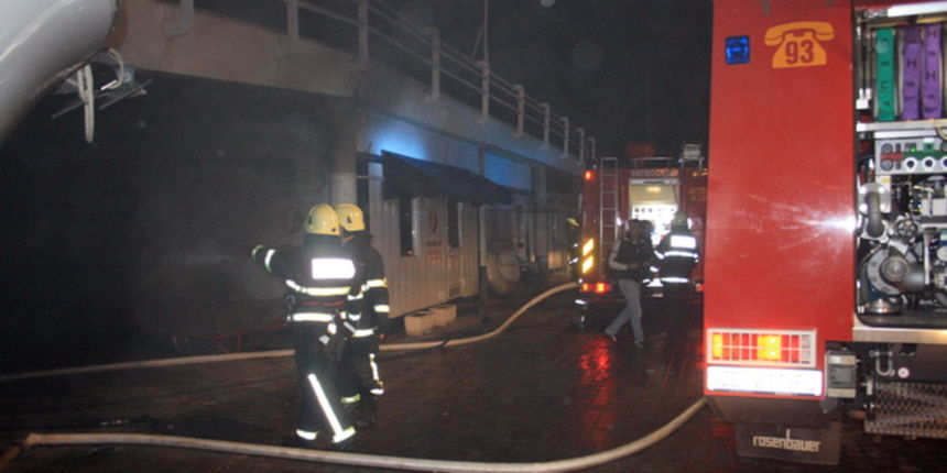 Pozar u hangaru marine Tankerkomerc, Foto: eZadar.hr Pozar u hangaru marine Tankerkomerc, Foto: eZadar.hr