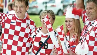 Hrvatski navijači okupirali Saint-Etienne pred utakmicu između Hrvatske i Češke. Photo: Sanjin Strukić/PIXSELL