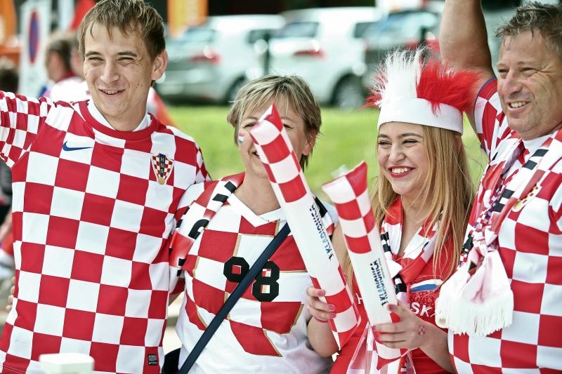 Hrvatski navijači okupirali Saint-Etienne pred utakmicu između Hrvatske i Češke. Photo: Sanjin Strukić/PIXSELL