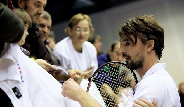 Vukovar, 131111. 
Sportska dvorana, Borovo naselje.
Tenisaci Marin Cilic, Ivan Dodig, Ivan Ljubicic i Goran Ivanisevic na humanitarno – sportskoj manifestaciji Grand slam Asova. 
Na slici: Goran Ivanisevic daje autograme.
Foto: Dorian Horvat / CROPIX