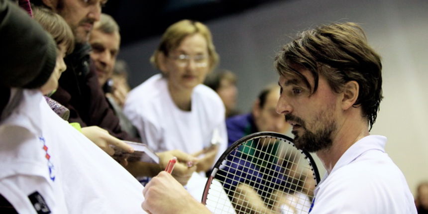 Vukovar, 131111.
Sportska dvorana, Borovo naselje.
Tenisaci Marin Cilic, Ivan Dodig, Ivan Ljubicic i Goran Ivanisevic na humanitarno – sportskoj manifestaciji Grand slam Asova.
Na slici: Goran Ivanisevic daje autograme.
Foto: Dorian Horvat / CROPIX Vukovar, 131111.
Sportska dvorana, Borovo naselje.
Tenisaci Marin Cilic, Ivan Dodig, Ivan Ljubicic i Goran Ivanisevic na humanitarno – sportskoj manifestaciji Grand slam Asova.
Na slici: Goran Ivanisevic daje autograme.
Foto: Dorian Horvat / CROPIX