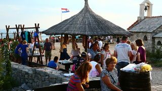 Na vidikovcu Kamenjak održan 5. Sajam lokalnih proizvoda ”Luka i igara” Na vidikovcu Kamenjak održan 5. Sajam lokalnih proizvoda ”Luka i igara”