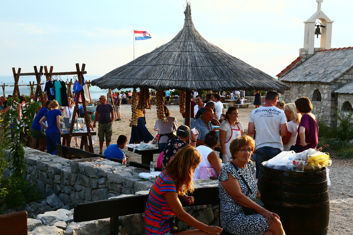 Na vidikovcu Kamenjak održan 5. Sajam lokalnih proizvoda ”Luka i igara” Na vidikovcu Kamenjak održan 5. Sajam lokalnih proizvoda ”Luka i igara”