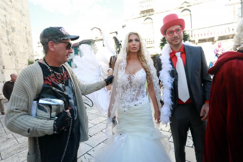 Splitski karneval: Vjenčanje Ave Karabatić i Ivana Pernara na splitskoj rivi