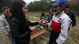 Orahovica, 171010.
Nedaleko od orahovackog jezera na obroncima brda Ruzica grada odrzana je cetvrta po redu utrka motokultivatora i specijalnih vozila koja su izradjena od motora mjesalice za beton i mjenjaca automobila Lada Niva. Namjera organizatora utr