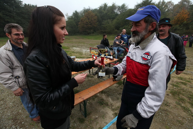 Orahovica, 171010.
Nedaleko od orahovackog jezera na obroncima brda Ruzica grada odrzana je cetvrta po redu utrka motokultivatora i specijalnih vozila koja su izradjena od motora mjesalice za beton i mjenjaca automobila Lada Niva. Namjera organizatora utr