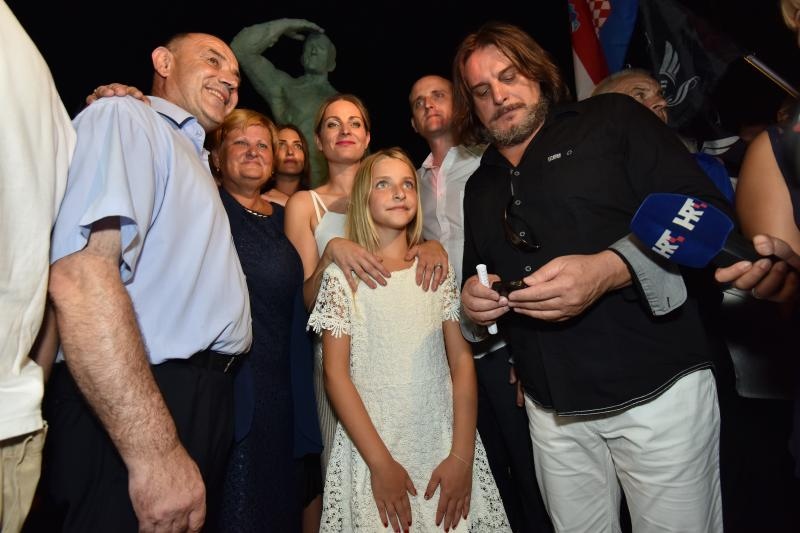 U Dragama otkriven spomenik Miru Barešiću. Photo: Dino Stanin/PIXSELL