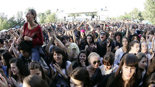 Zagreb, 240609.
Prva vecer T-mobile IN Music Festivala koji se odrzava na Jarunu na dvije pozornice. Kao zvijezde prve veceri najavljeni su Lilly Allen, Kraftwerk, Franz Ferdinand na T-mobile stageu i Rokia Traore na Nokia stageu.  
Na slici: publika.
Fot