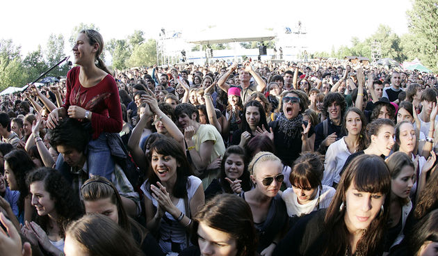 Zagreb, 240609.
Prva vecer T-mobile IN Music Festivala koji se odrzava na Jarunu na dvije pozornice. Kao zvijezde prve veceri najavljeni su Lilly Allen, Kraftwerk, Franz Ferdinand na T-mobile stageu i Rokia Traore na Nokia stageu.  
Na slici: publika.
Fot