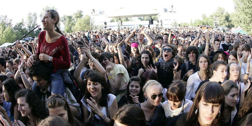 Zagreb, 240609.
Prva vecer T-mobile IN Music Festivala koji se odrzava na Jarunu na dvije pozornice. Kao zvijezde prve veceri najavljeni su Lilly Allen, Kraftwerk, Franz Ferdinand na T-mobile stageu i Rokia Traore na Nokia stageu.
Na slici: publika.
Fot Zagreb, 240609.
Prva vecer T-mobile IN Music Festivala koji se odrzava na Jarunu na dvije pozornice. Kao zvijezde prve veceri najavljeni su Lilly Allen, Kraftwerk, Franz Ferdinand na T-mobile stageu i Rokia Traore na Nokia stageu.
Na slici: publika.
Fot