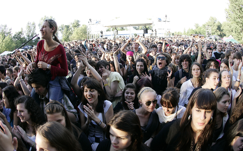 Zagreb, 240609.
Prva vecer T-mobile IN Music Festivala koji se odrzava na Jarunu na dvije pozornice. Kao zvijezde prve veceri najavljeni su Lilly Allen, Kraftwerk, Franz Ferdinand na T-mobile stageu i Rokia Traore na Nokia stageu.  
Na slici: publika.
Fot