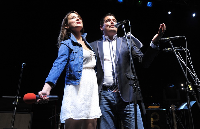 Sibenik, 030612.
Stadion Subicevac.
Veceras je odrzan humanitarni koncert “Sibenska srca za nasu dicu” na kojem su prikupljana sredstva za lijecenje djece oboljele od malignih bolesti. Koncert je vodila poznata glumica Doris Pincic, a nastupile su mnoge e Sibenik, 030612.
Stadion Subicevac.
Veceras je odrzan humanitarni koncert “Sibenska srca za nasu dicu” na kojem su prikupljana sredstva za lijecenje djece oboljele od malignih bolesti. Koncert je vodila poznata glumica Doris Pincic, a nastupile su mnoge e