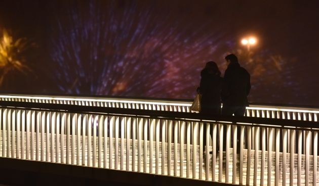 Zadar – U uvali Jazine postavljen je hologramski prikaz bozicne Jelke uz popratne audio vizualne efekte. Projekcija se odrzava do Nove godine svakog popodneva iza 17 sati. Dogadjaj je organizirala tvrtka Parkour media u sklopu manifestacije Advent u Zadru
