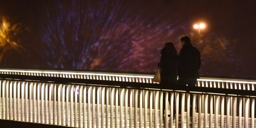 Zadar – U uvali Jazine postavljen je hologramski prikaz bozicne Jelke uz popratne audio vizualne efekte. Projekcija se odrzava do Nove godine svakog popodneva iza 17 sati. Dogadjaj je organizirala tvrtka Parkour media u sklopu manifestacije Advent u Zadru Zadar – U uvali Jazine postavljen je hologramski prikaz bozicne Jelke uz popratne audio vizualne efekte. Projekcija se odrzava do Nove godine svakog popodneva iza 17 sati. Dogadjaj je organizirala tvrtka Parkour media u sklopu manifestacije Advent u Zadru