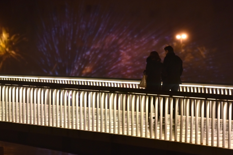 Zadar – U uvali Jazine postavljen je hologramski prikaz bozicne Jelke uz popratne audio vizualne efekte. Projekcija se odrzava do Nove godine svakog popodneva iza 17 sati. Dogadjaj je organizirala tvrtka Parkour media u sklopu manifestacije Advent u Zadru Zadar – U uvali Jazine postavljen je hologramski prikaz bozicne Jelke uz popratne audio vizualne efekte. Projekcija se odrzava do Nove godine svakog popodneva iza 17 sati. Dogadjaj je organizirala tvrtka Parkour media u sklopu manifestacije Advent u Zadru